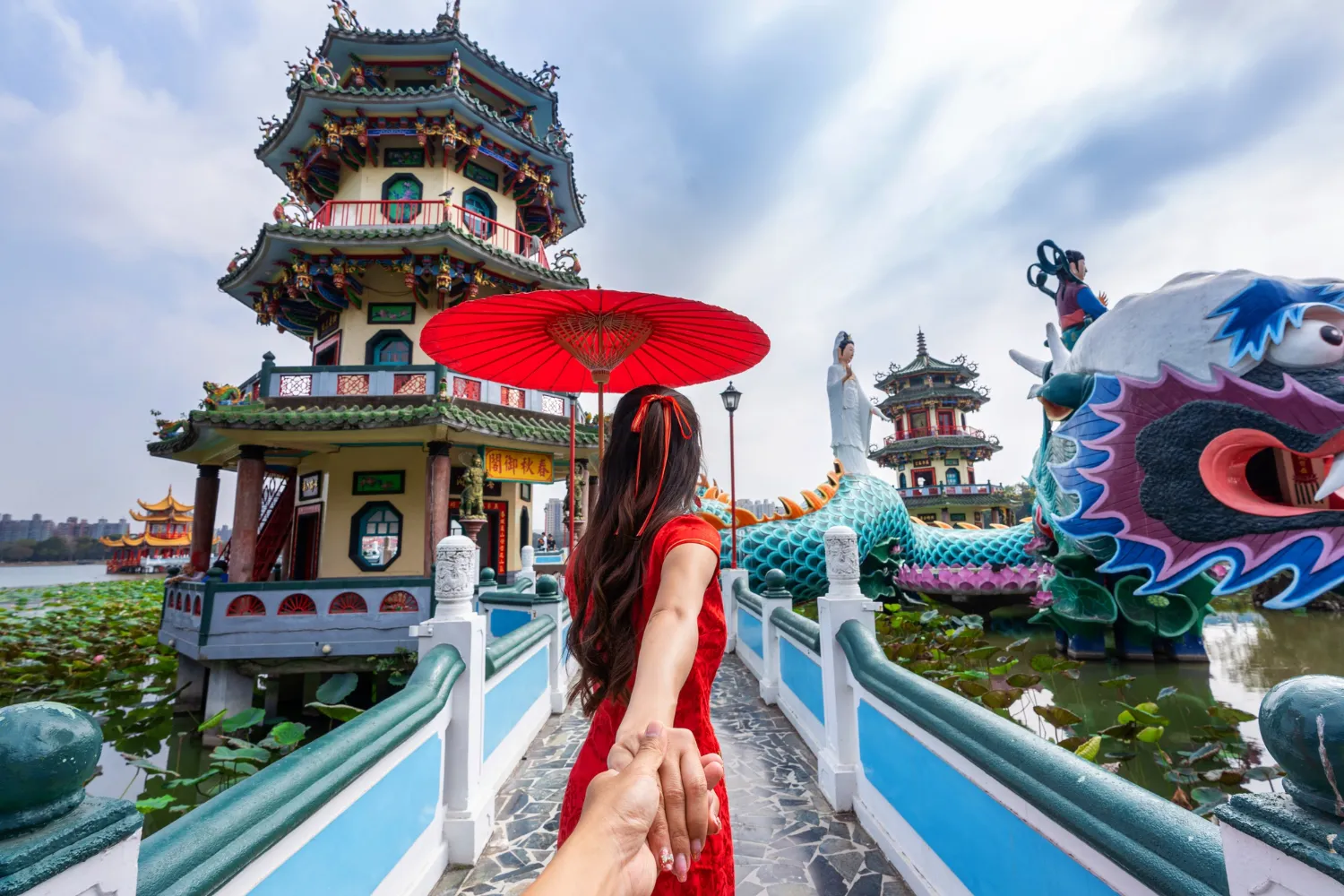temple-and-dragon-sculpture-in-vietnam